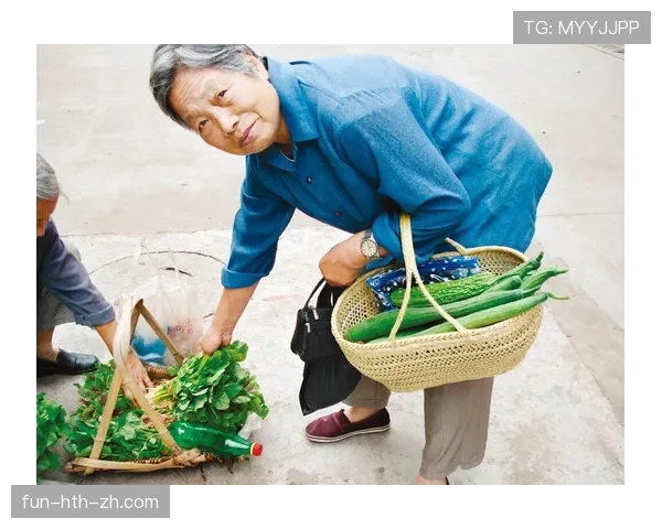 徐灿披着冠军外套回小区，手里拎着塑料菜篮子，楼下阿姨都愣住了