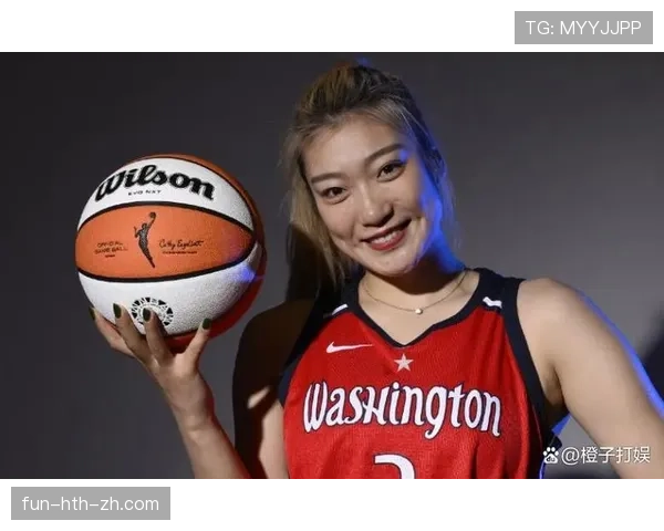 李梦赛场像邻家妹妹，走出通道却拎着还带价签的名牌包——画面太扎心