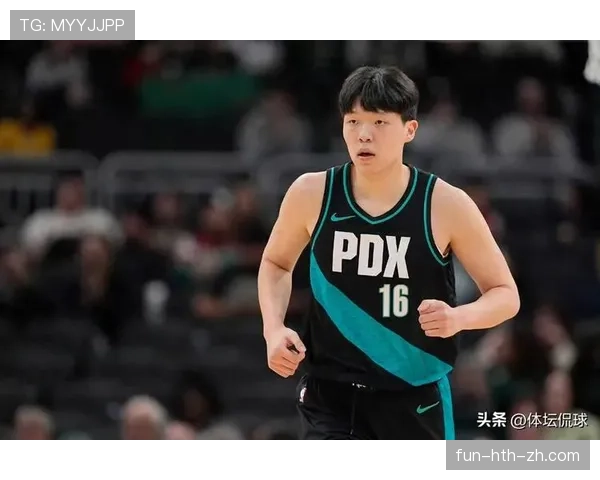 杨瀚森训练场上拼成狠角色，下场就爱穿超大拖鞋，真是两个极端生活剧本