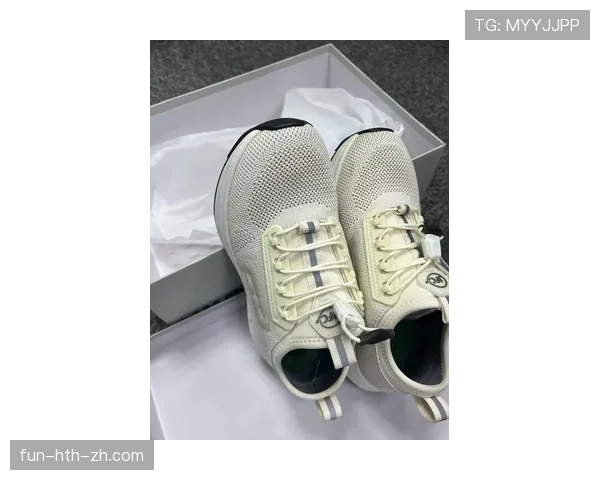 苏翊鸣家里堆满赞助商送的限量球鞋，自己却天天穿训练服遛弯